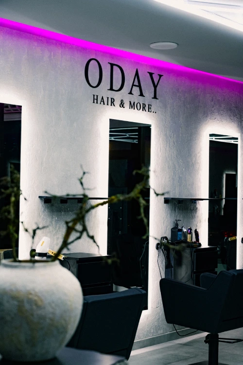 ODAY Wandbeschriftung hinter den Styling-Plätzen