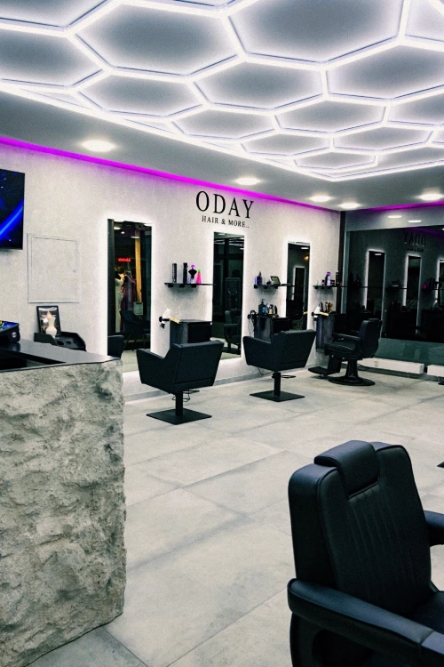 Innenraum des Oday Hair & More Salons in Nürnberg mit Waben-LED-Deckenbeleuchtung und Styling-Plätzen