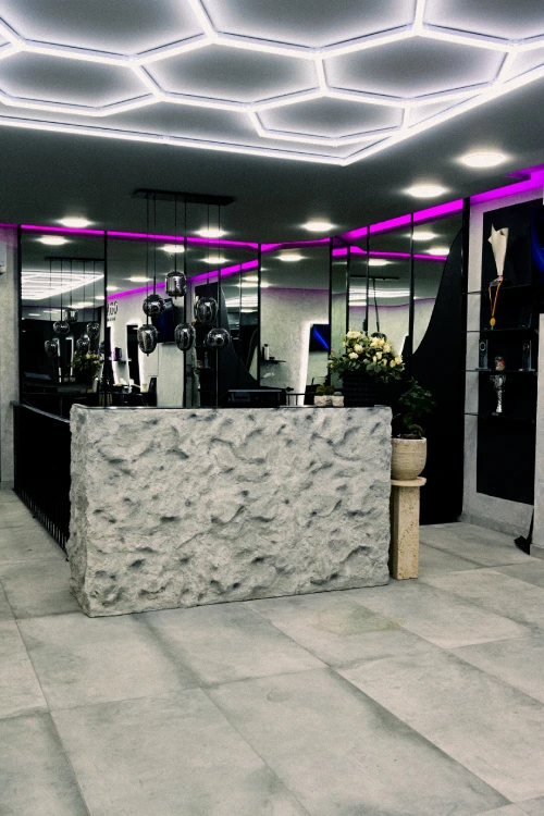 Empfangstresen aus Naturstein im Oday Hair & More Salon