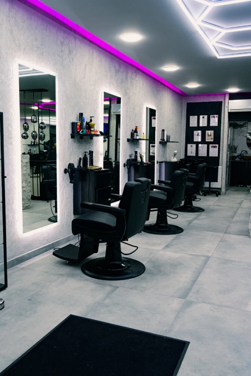 Barber-Chair-Reihe mit beleuchteten Spiegeln